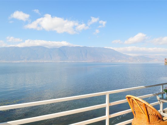 一楼两面临海带阳台海景大床间