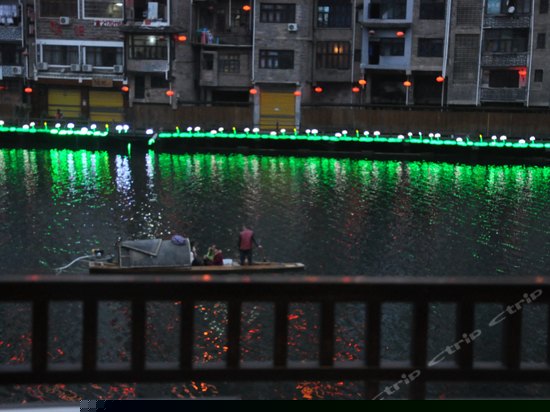 阳台河景大床房A