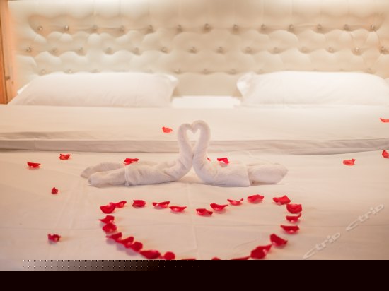 二楼雅致带露台大床房