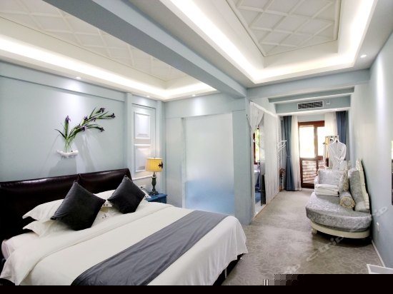 鵉尾花豪华大床房