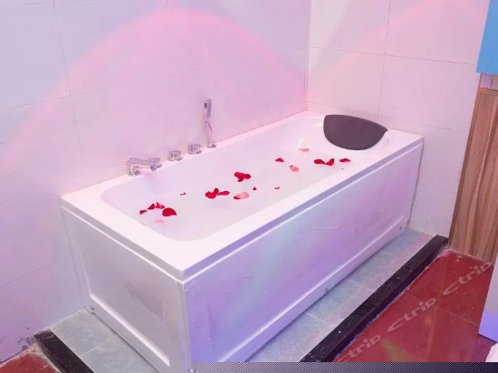 情侣浴缸圆床房