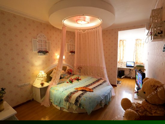 浪漫主题情侣圆床房