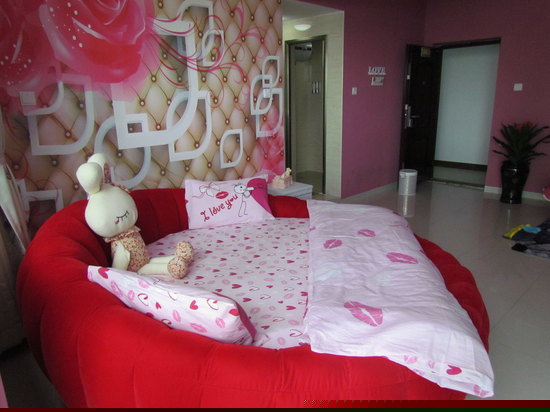 温馨蜜月圆床房