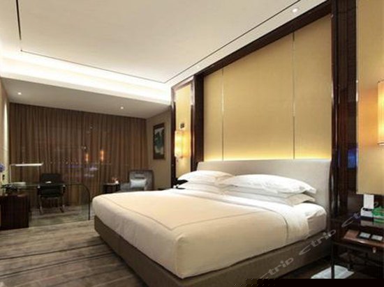 高级湖景大床房