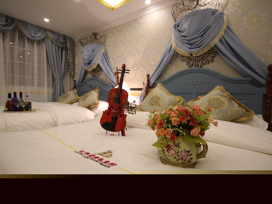 豪华宫廷家庭房