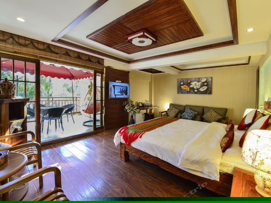 露台江景红木大床房