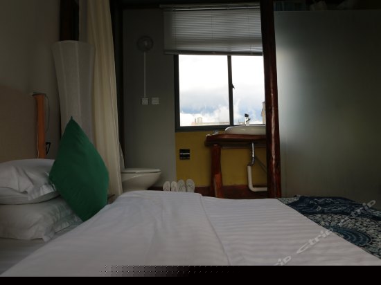 迷你山景海景大床房