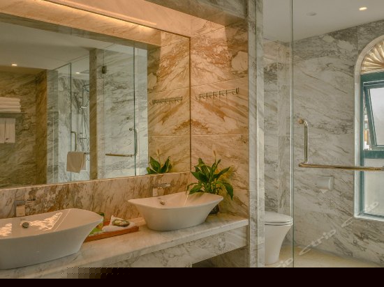 至尊蜜月海景大床房