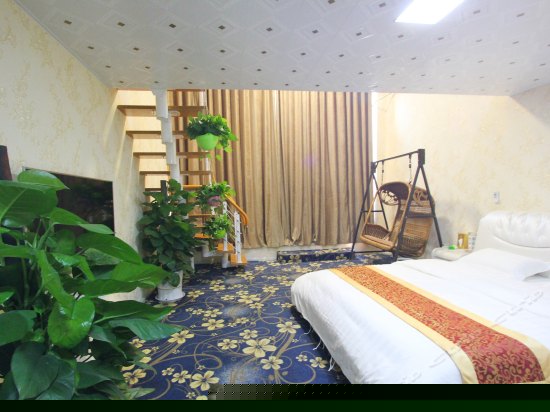 豪华庭院家庭复式房