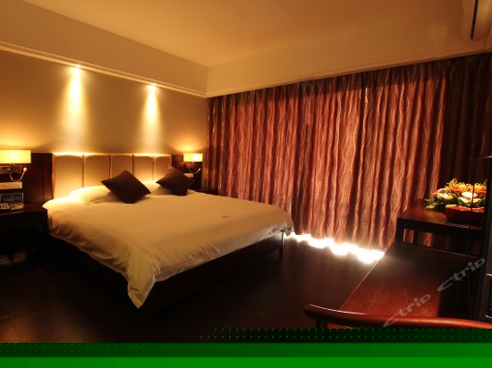 阅山阳台大床房