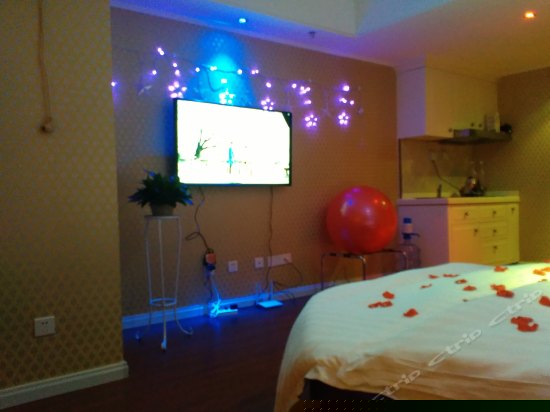 紫色海景电动圆床房