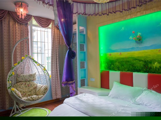 靓丽浴缸吊兰圆床房