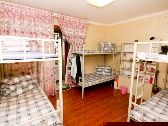 男生六人床位间