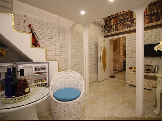 温馨宫廷复式亲子家庭房