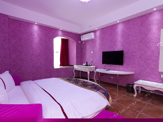 温馨情侣圆床房