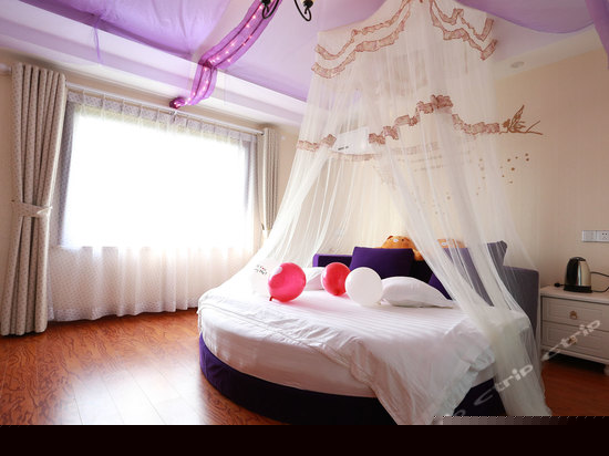 年轮主题圆床房