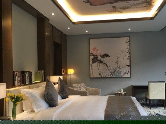 豪华行政大床房