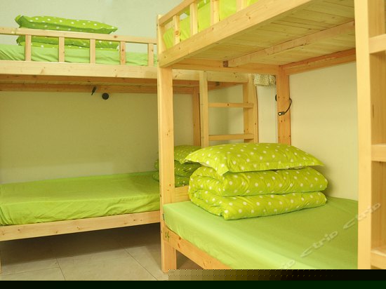 男生四人间床位