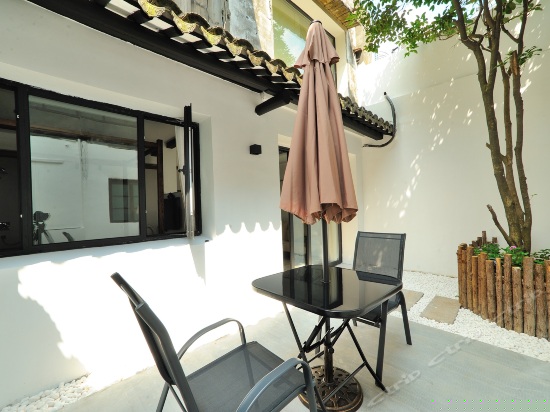 令仪私享庭院房