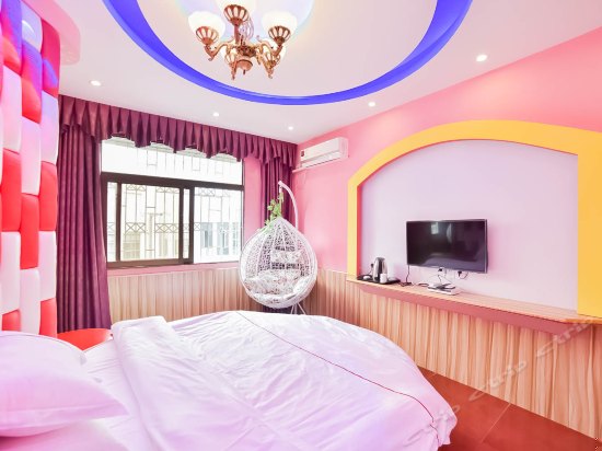 情侣浴缸圆床房