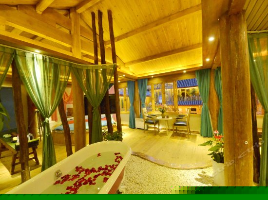 温馨情侣圆床房