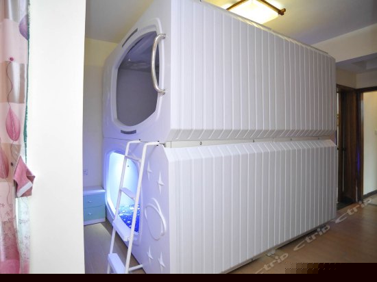 女生四人间单人舱