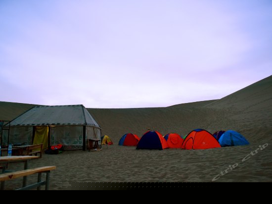 沙漠露营间