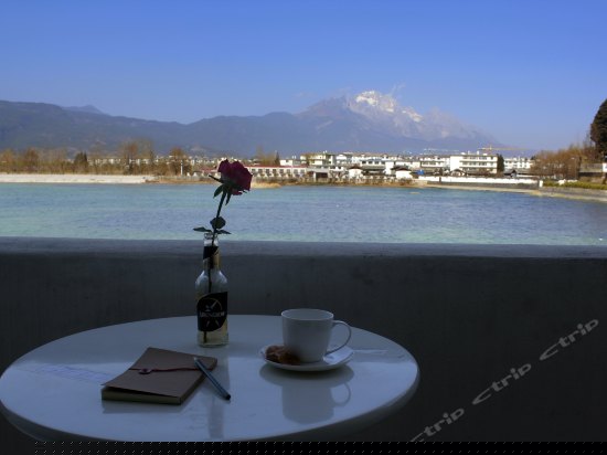 雪山湖景四人床位间