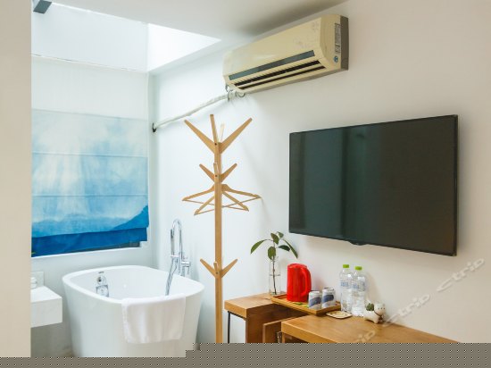 全景天窗豪华独卫大床房杜若