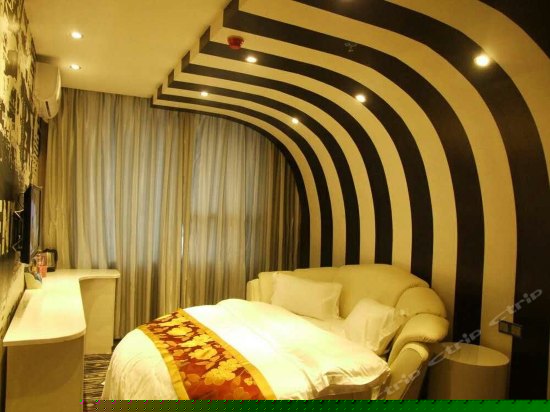 浪漫圆床浴缸房