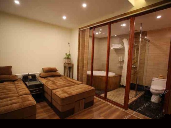 云泉火山汤池花园豪华保健套房