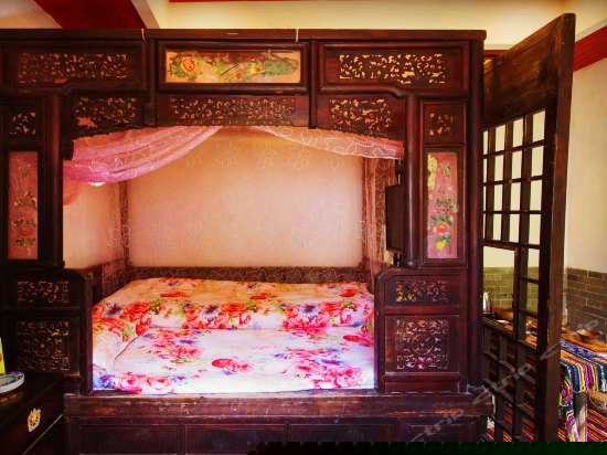 彩云轩独栋庭院古典雕花大床房