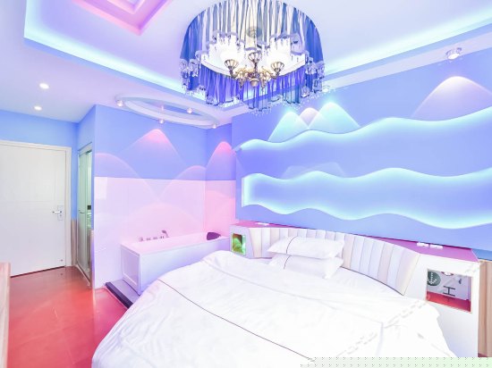 情侣浴缸圆床房