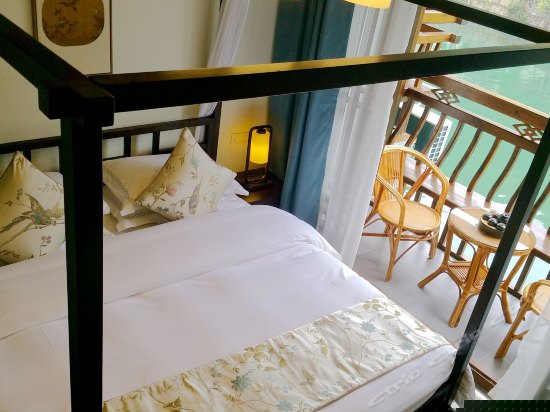 浪漫河景大床房