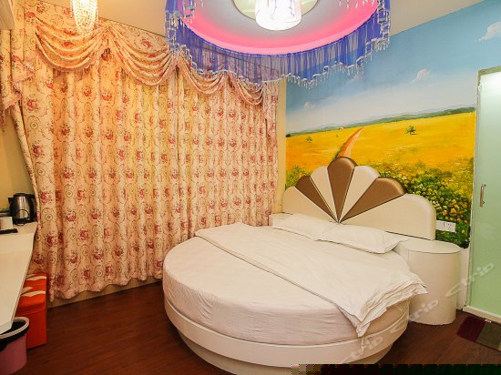 温馨浪漫圆床房