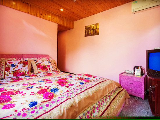 临河现代景观大床房