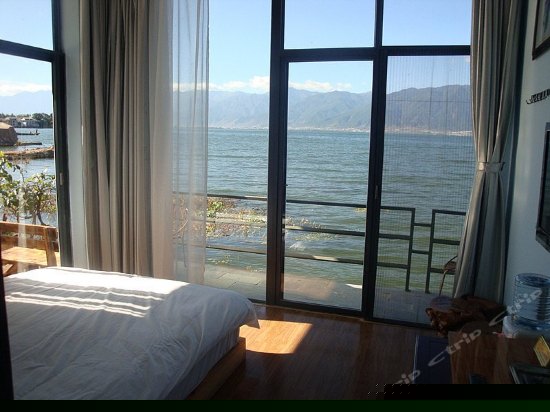 一楼两面临海带阳台海景大床间