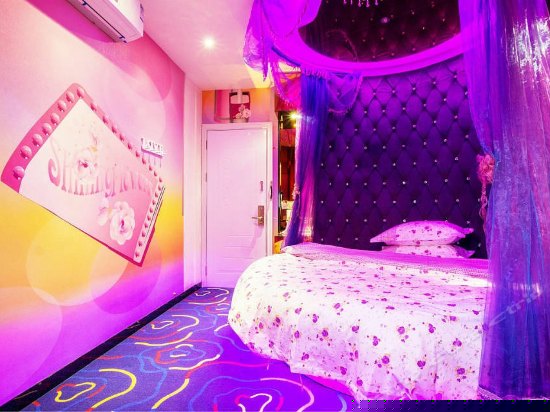 豪华浴缸圆床房