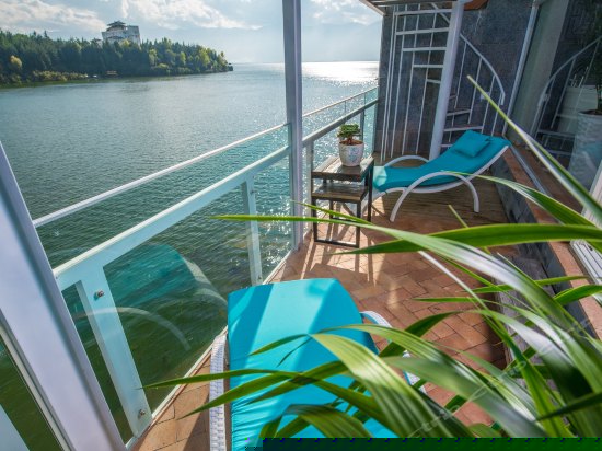 正面270°临水复式阳台海景大床房