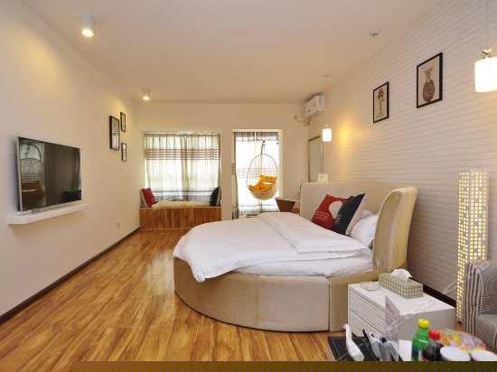 现代风格大圆床房