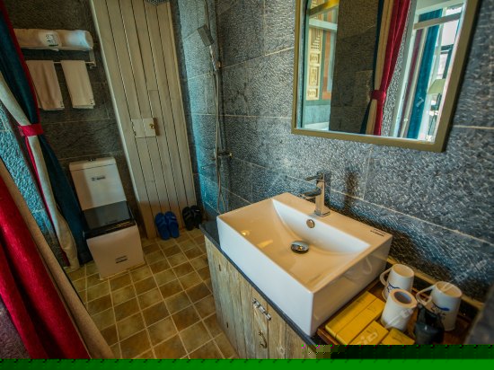 侧面落地窗海景大床房