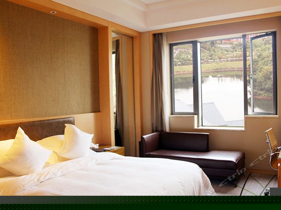 高级湖景大床房