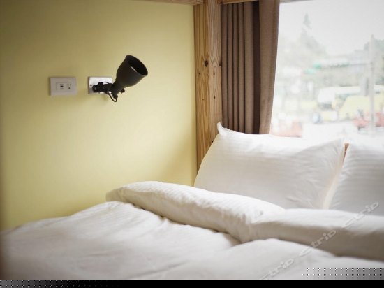 乡村风格温馨四人房