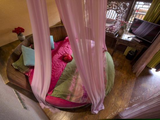 纳西精品圆床套房