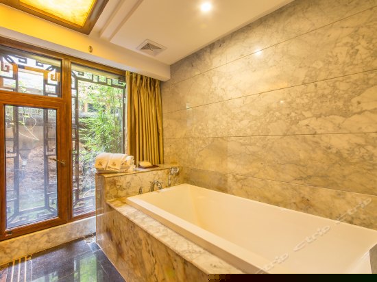 尊尚繁花大床房