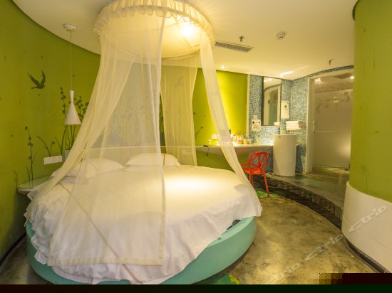 炫彩绿地主题电脑圆床间