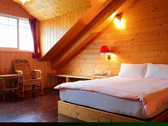 原木窗型双人房