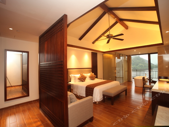 顶级湖景大床房