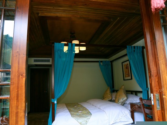 亲水河景大床房