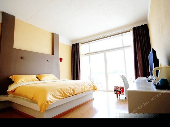 雪山湖景家庭间